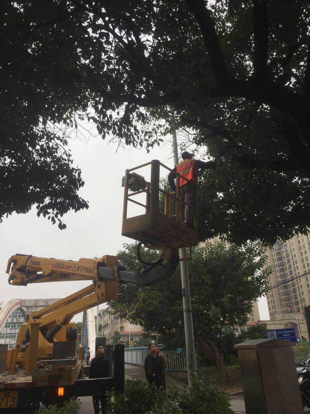 近日，我公司根據南陵縣市政園林所通知，組織安排人員車輛協(xié)助市政園林所路燈科修剪陵陽路兩側遮擋路燈照明的樹枝。此項工作持續(xù)了三天，消除了因路燈光照不足帶來的夜間通行安全隱患問題，受到沿線居民一致好評。